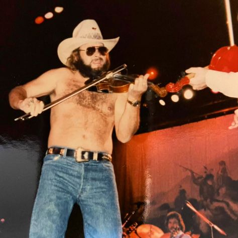 I saw him in concert 1988 and I remember him doing the same thing! Hank Jr, Cowboys And Angels, Old Country Music, Cowboy Aesthetic, Hank Williams Jr, Outlaw Country, Country Stuff, Hank Williams, Honky Tonk