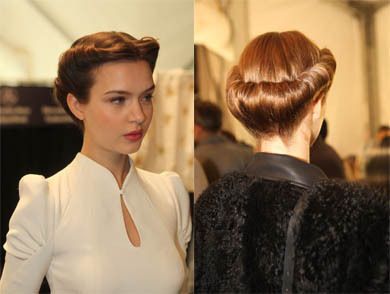 40s updo 40s Updo, Hair Cuts Inspiration, 1940s Updo, Cabelo Pin Up, Carolina Herrera Fashion, Pin Curl, 40s Hairstyles, Vintage Hairstyles Tutorial, 1940s Hairstyles