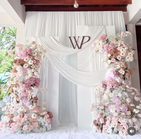 Bridal Room Decorations, Wedding Arch Pink, Dekor Lamaran, Emerald Green Wedding Theme, Nikah Decor, Engagement Themes, Flower Board, Wedding Background Decoration, Green Themed Wedding