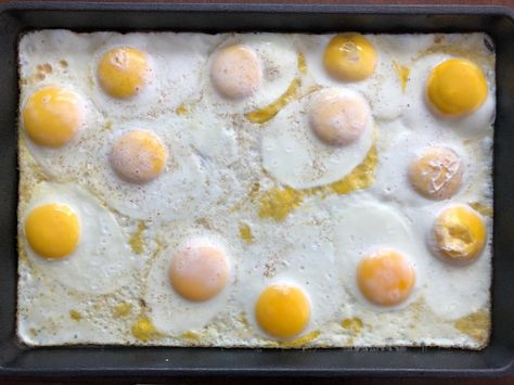 Lodge Recipes, Sheet Pan Eggs, Eggs In Oven, Pancakes Bacon, Bacon Burgers, Sunny Side Up Eggs, Ways To Cook Eggs, Diy Breakfast, Pancakes And Bacon