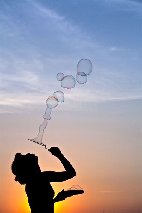 Shadow Silhouette, Silhouette Photography, Sunset Silhouette, Bubble Balloons, Blowing Bubbles, Soap Bubbles, Water Droplets, Great Photos, Sunrise Sunset