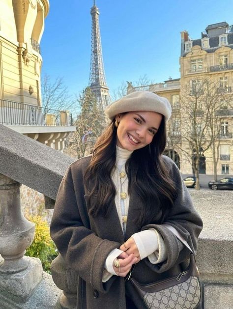 Outfits With Berets, Paris Outfits Aesthetic, Beret Outfits, Beret Outfit, Nyc Fits, Elegant Hats, Paris Outfits, Casual Winter Outfits, Casual Dinner Outfit