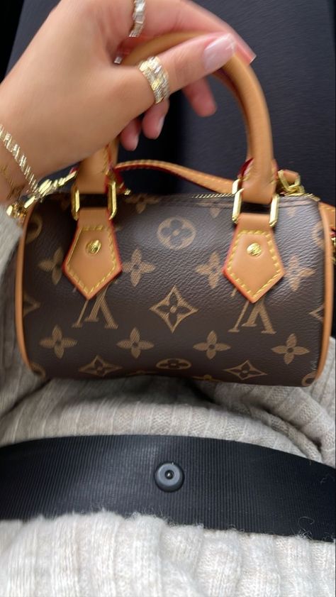 Louis Vuitton Bag Aesthetic, Homemade Jewelry Ideas, Sac Louis Vuitton, Jewelry Traditional, Luxury Bags Collection, Fancy Jewelry Necklace, Bag Obsession, Girly Bags, Craft Jewelry