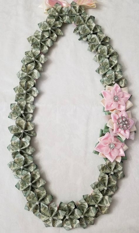 Pink Graduation Lei, Graduation Necklace Ideas, Money Leis For Graduation Diy, Money Leis For Graduation, Graduation Flowers Bouquet, Grad Leis, Money Bouquets, Graduation Leis Diy Ribbons, Creative Graduation Gifts