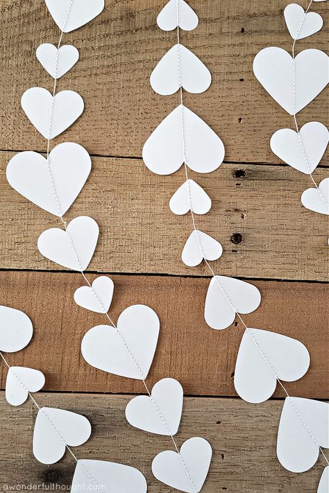 Hearts sewn together to make a heart garland How To Sew Paper Garland, Heart Paper Garland Diy, How To Make Paper Garland, Diy Decor Easy, Diy Heart Garland, Heart Decorations Diy, Edible Paper Flowers, Diy Paper Garland, Diy Garland Paper