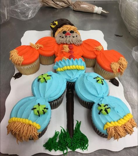 Scarecrow Pull Apart Cupcakes, Scarecrow Cupcake Cake, Pull Apart Thanksgiving Cupcakes, Thanks Giving Cake Design, Fall Cupcake Cake, Thanksgiving Cupcake Cake, Fall Pull Apart Cupcakes, Thanksgiving Pull Apart Cupcakes, Halloween Cupcake Cake Pull Apart