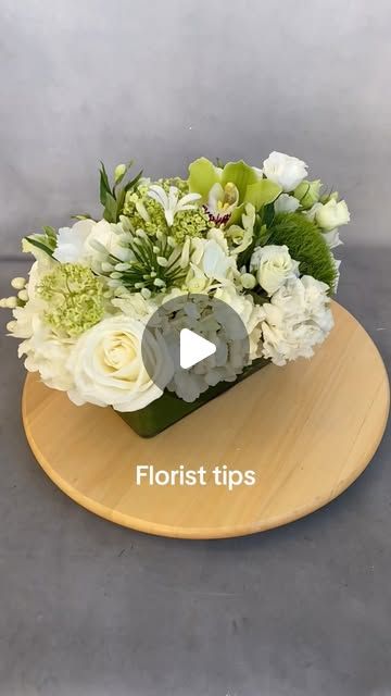 NYC Wedding and Events Florist on Instagram: "With this flower arranging method, you 
1. Don’t need a ton of flowers to make a beautiful centerpiece. 
2. Don’t need to use floral foam that’s bad for the environment. 
3. Can trust the process, and you won’t regret it. 

✅Save for later ✅Like ✅Share & ✅Follow for my best practices and flower arranging tips. Or just follow to watch and enjoy 💆🏻‍♀️ #rachelchofloral #floristsofinstagram #flowerarrangement #hydrangea" Square Box Flower Arrangement, Floral Foam Arrangements, Mini Floral Arrangements, Diy Flower Arrangements, Flowers To Make, Flower Arrangements Diy, Flower Arranging, Beautiful Centerpieces, Floral Foam