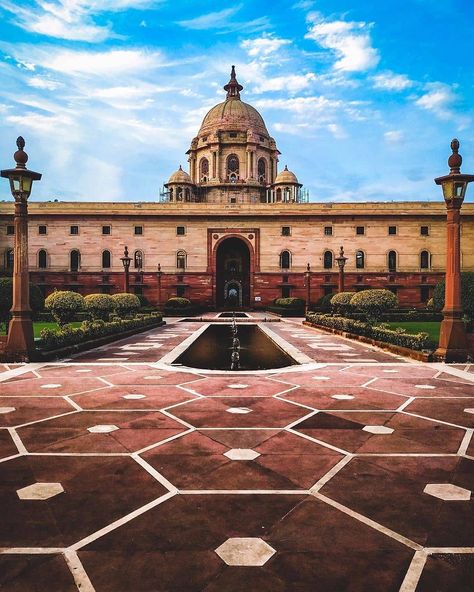 ▪️RASHTRAPATI BHAWAN▪️ __ __ __ Picture Credit-@iamshobhit __ __ __  #mobilephotography #instagram #dfordelhi #sodelhi #_soi… Rashtrapati Bhawan, 25th Wedding Anniversary Invitations, Billionaire Homes, Foreign Service, Work Vision Board, Childhood Memories Quotes, Moral Stories For Kids, India Gate, Antique Necklaces Design