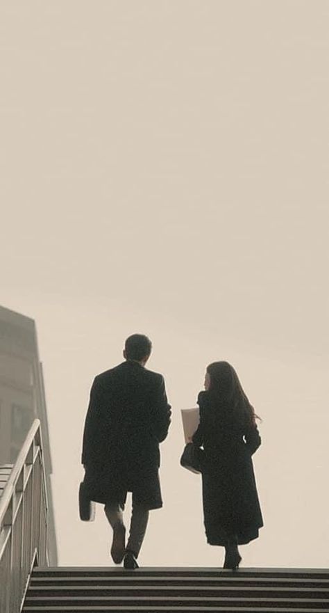 Office Romance Aesthetic, Couple Walking Together Aesthetic, Vincenzo Wallpaper, Kdrama Pictures, Kdrama Wallpaper, Fotografi Vintage, 사진 촬영 포즈, Ulzzang Couple, Korean Drama Best