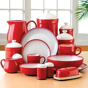 Red Dishes I really love! Red Dishes Table Setting, Kitchen Accessories Red, Red Dishes Set, Red Enamelware, Red Dinnerware, Kitchen Decor Collections, Red And White Kitchen, Red Dishes, Kitchen Necessities