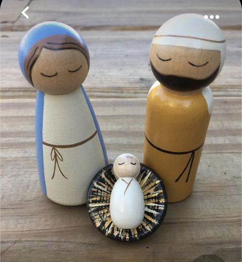 Peg People Christmas, Peg Dolls Christmas, Nativity Peg Doll, Nativity Scene Diy, Christmas Pebble Art, Christmas Clothespins, Wood Peg Dolls, Peg People, Clothespin Dolls