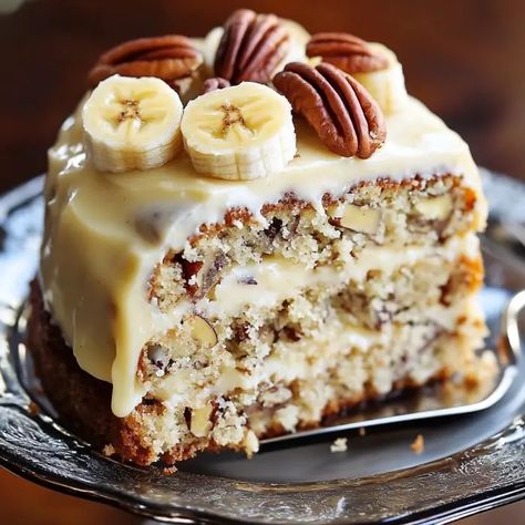 Banana Pecan Cake | Homemade Recipes Sour Cream Scones, Southern Caramel Cake, Pecan Pie Cookies, Chocolate Cobbler, Cookies Homemade, Cake Homemade, Pie Cookies, Caramel Crunch, Caramel Desserts