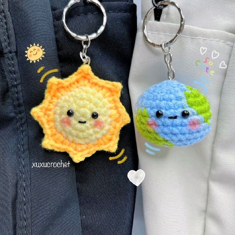 Unleash your creativity with our vast collection of free amigurumi animal patterns! Download the PDFs and start stitching your favorites today. 🐶📝 Crocheted Keychains, Wool Keychain, Pola Macrame, Crochet Keychains, Wool Design, Crochet Fairy, Mode Crochet, Crochet Keychain Pattern, Crochet Business