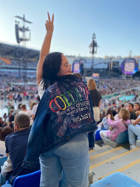 Concert Core Outfit, Cold Play Concert Outfit Ideas, Coldplay Concert Outfit Ideas Women, Coldplay Denim Jacket, Coldplay Concert Outfit Ideas 2024, Coldplay Jacket, Coldplay Concert Outfit Ideas, Coldplay Outfit, Concert Outfit Ideas Women