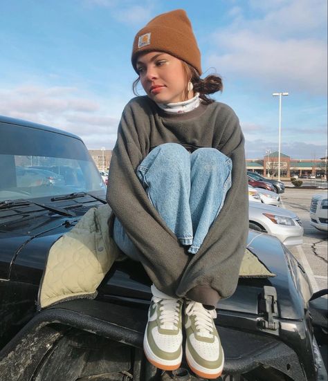 Gronola Girl Outfits Fall, Summer Beanie Outfit, Vermont Aesthetic Outfit, Cold Camping Outfit, Aesthetic Beanie Outfit, Granola Girl Aesthetic Outfits Winter, Fall Beanie Outfit, Brown Beanie Outfit, Vermont Outfits