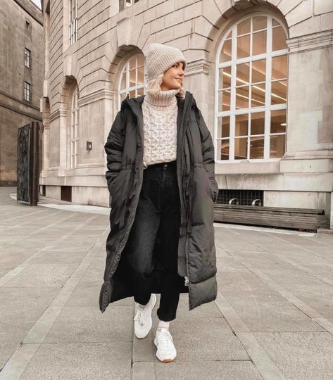 How Style Icons Wear Trending Duvet Coat Outfits | Fashionisers© - Part 9 Puffy Winter Coat, Duvet Coat, Duvet Day, Cold Fashion, Nyc Outfits, Big Hug, Coat Outfit, Sweater Layering, Cold Weather Fashion