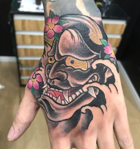 Oriental Tattoo: Conheça artistas brasileiros que dão continuidade ao estilo no Brasil - Blog Tattoo2me Hannya Hand Tattoo, Japanese Hand Tattoo, Dragon Hand Tattoo, Japanese Hand Tattoos, Tree Sleeve Tattoo, Traditional Hand Tattoo, Oni Mask Tattoo, Japanese Masks, Foo Dog Tattoo