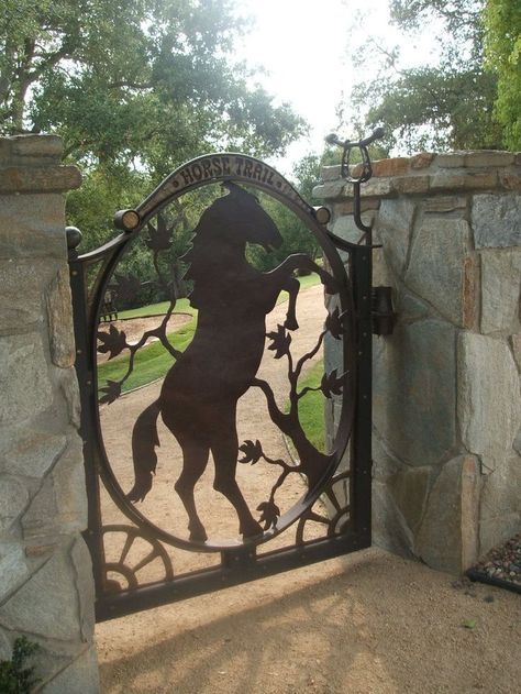 Beautiful horse gate Horse Doors, Metal Gates, Fencing & Gates, Equestrian Decor, Dream Barn, Front Gates, Wrought Iron Gates, Horse Property, Beautiful Horse