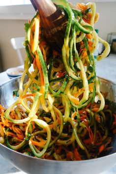 Pad Thai Salad (Low Carb!) - The Londoner Pad Thai Salad, Salad Low Carb, Anti Diet, Thai Salad, Thai Salads, Resep Salad, Veggie Noodles, Spiralizer Recipes, Diet Vegetarian