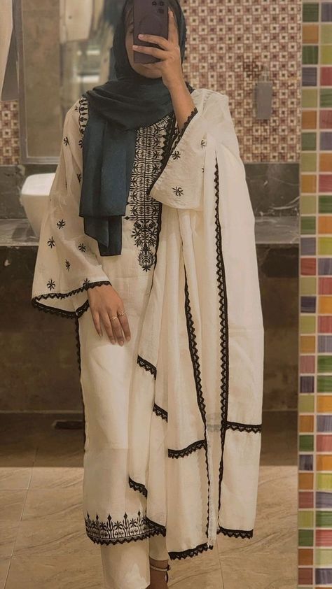 Pakistani Fashion Casual With Hijab, Salwar Suit With Hijab, Pakistani Suits With Hijab, Desi Outfit With Hijab, Hijab With Kurti, Hijab Desi Outfit, Hijab With Desi Clothes, Desi Hijabi Outfits, Simple Dress Casual