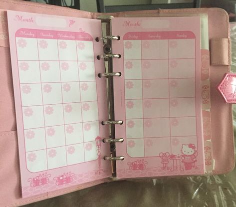 thehappyplanner #organizar #plannerdiariograt Hello Kitty Planner, Hello Kitty Calendar, Business Planner Organization, Cute Daily Planner, Homework Planner, Daily Schedules, Wedding Planner Binder, Wedding Organizer Planner, Monthly Planner Template