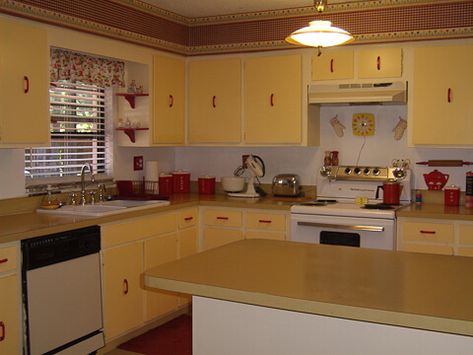 yellow kitchen Checked Flooring, Kitchen Ideas Red And Black, Kitchen Ideas Red, Vintage Yellow Kitchen, 1950 Kitchen, New Kitchen Ideas, Retro Kitchens, Red And White Kitchen, 1950s Kitchen