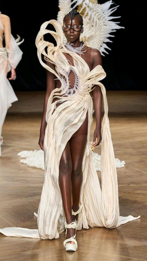 Iris Van Herpen Couture, Fashion Scrapbook, Fall 2022 Couture, 2022 Couture, Futuristic Aesthetic, Runway Fashion Couture, Iris Van Herpen, Fairy Dresses, Feminine Fashion