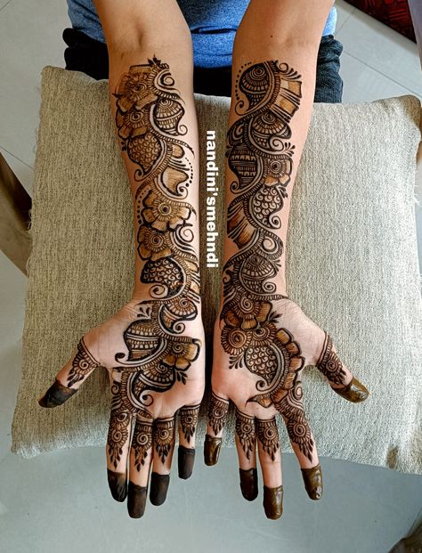 Mehendi Design Right Hand, Arabic Mehendi Designs For Hands Unique Beautiful, Right Hand Mehndi Designs, Mehendi Back Design, Arabian Mehndi Designs Back, Mehndi Designs Right Hand, Mendhi Designs Latest, Back Mehndi Designs Hands, Arabic Henna Designs Unique