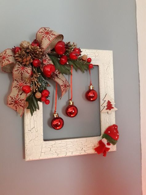 Frame Wreath Ideas, Christmas Frames Diy, Xmas Frames, Picture Frame Wreath, Christmas Tree Decorations Ribbon, Christmas Picture Frames, Christmas Decorations Centerpiece, Christmas Frame, Christmas Crafts To Make