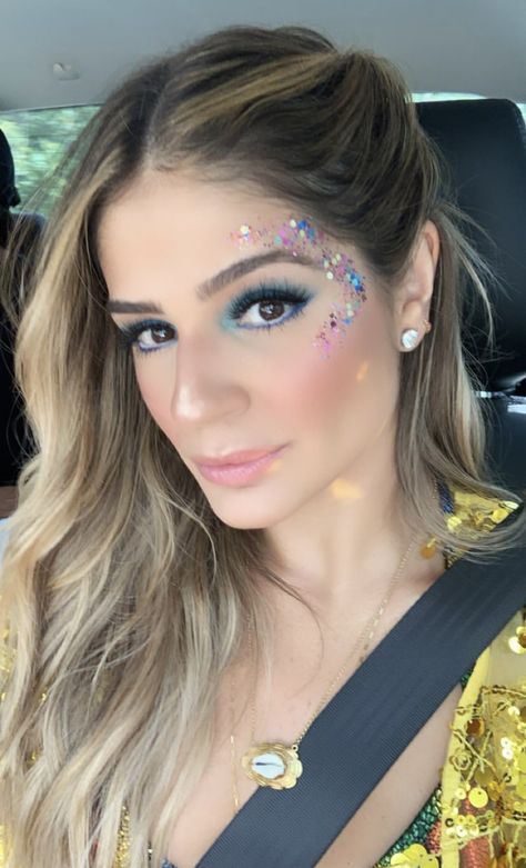 Glitter No Rosto, Glitter Face Makeup, Taylor Swift Makeup, Halloween Costumes Women Creative, Make Carnaval, Festival Makeup Glitter, Concert Makeup, Glitter Outfit, Glitter Photography