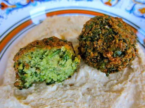 Herb Falafel Green Chickpea Falafel, Falafel Pita, Green Diet, Middle East Food, Falafel Recipe, Dry Chickpeas, Egyptian Food, Dried Beans, Middle Eastern Recipes