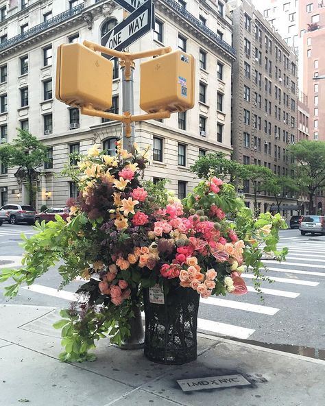 Guerilla Flower Installations on the Streets of NYC by Lewis Miller Design. Never waste flowers! A Bunch Of Flowers, Flower Installation, Colossal Art, Bouquet Of Flowers, Flowers Plants, Bunch Of Flowers, Arte Floral, Banksy, Design Floral