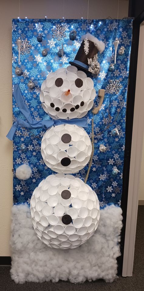 3d Snow Globe Door Decoration, Winterwonder Land Door Decoration, 3d Snowman Door Decoration, Winter Hall Decorations School, Snow Door Decorations, School Holiday Shop Decorations, Snow Globe Door Decorating Contest, Snowglobe Bulletin Board, Winter Wonderland Door Ideas For School