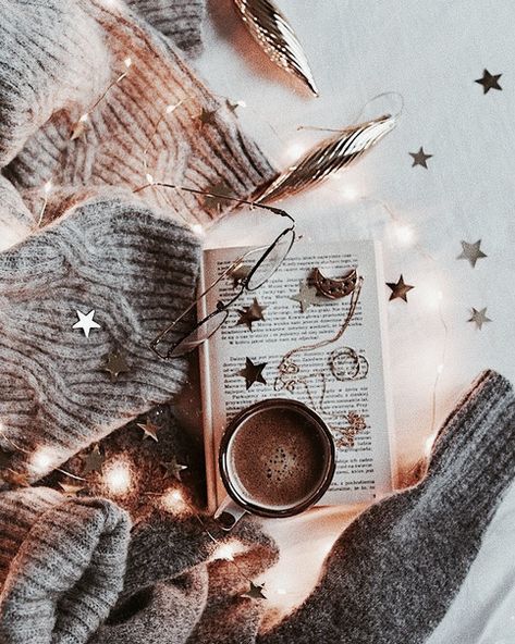 christmas, winter, and book image Blogger Tips, A Cup Of Coffee, Noel Christmas, Coffee And Books, Jolie Photo, Christmas Mood, Photo Images, Christmas Aesthetic, A Blanket