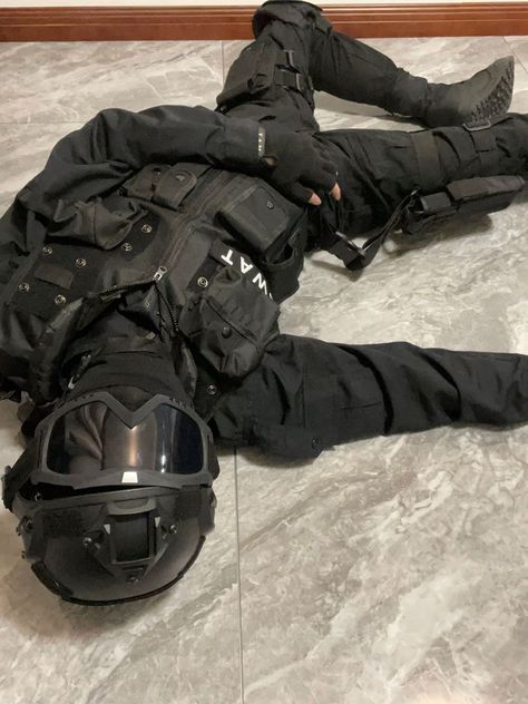 Militarycore Aesthetic, Men In Tactical Outfits, Masked Tactical Men, Strange Reaction Pic, Men On Their Knees For Women, Military Masked Men, Hot Military Men, Warcore Outfits Men, Masked Military Man