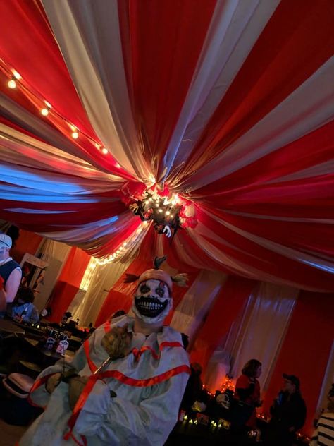 Evil Clown Halloween Decorations, Spooky Circus Halloween Party, Creepy Circus Halloween Party, Haunted House Room Themes, Creepy Circus Party, Clown Room In Haunted House, Circus Theme Halloween Party, Big Halloween Decorations, Creepy Circus Decorations