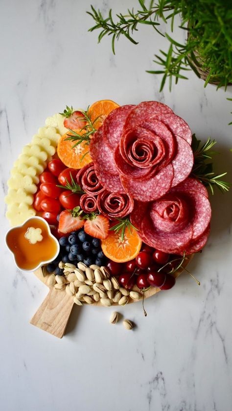 Flower Cheese Board, Serving Food Ideas, Flower Food Ideas, Charcuterie Board Rose, Floral Charcuterie Board, Rose Charcuterie Board, Charcuterie Rose, Color Party Food, Rose Shaped Food