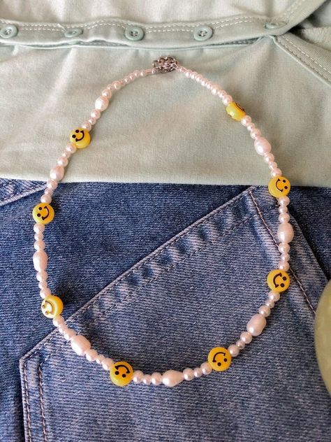 Beaded Smiley Face, Trendy Jewelry Ideas, Preppy Necklaces, Smiley Face Necklace, Jewelry Pearl Necklace, Face Jewelry, Preppy Jewelry, Face Jewellery, Beaded Jewelry Necklaces