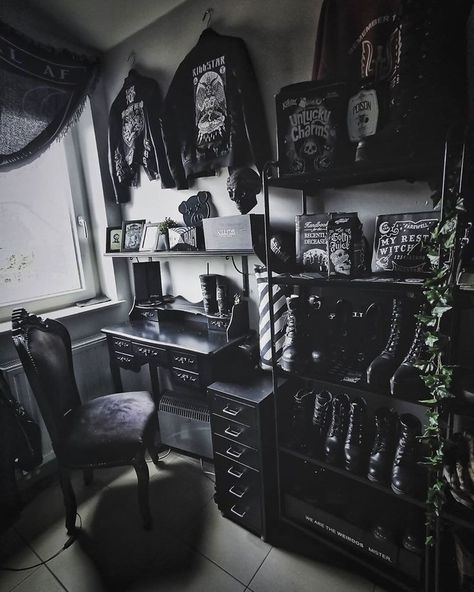 Grunge Bedroom, Gothic Decor Bedroom, Gothic Room, Dark Home Decor, Bad Inspiration, Goth Home Decor, Goth Decor, Bad Design, Dream Room Inspiration