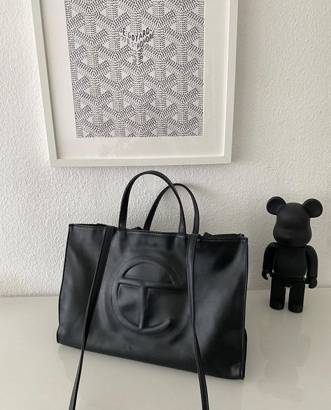 Telfar Bag Aesthetic, Black Telfar Bag, Purse Aesthetic, Telfar Bag, Diesel Bag, Uni Bag, Sims 4 Toddler, Bag Aesthetic, Street Style Outfits Men