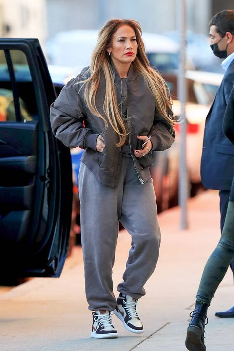 Ways To Style Sweatpants, Styling Sweatpants, Stylish Sweatpants Outfits, Chic Sweatpants Outfit, Gray Sweatpants Outfit, Jennifer Lopez Outfits, Cute Sweatpants Outfit, Jogging Outfit, Sweatpants Outfits