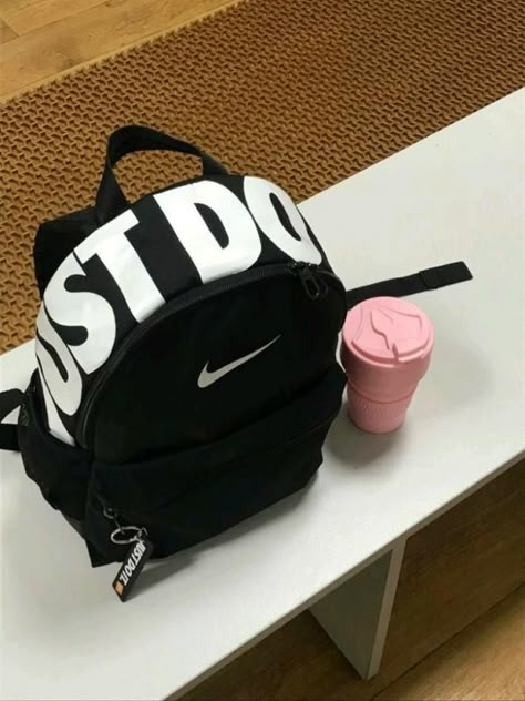 Back To School Bookbags, Bookbag Aesthetic, Nike Bookbag, Mochila Nike, Stylish School Bags, School Bag Essentials, Backpack Essentials, Inside My Bag, Luxury Bags Collection