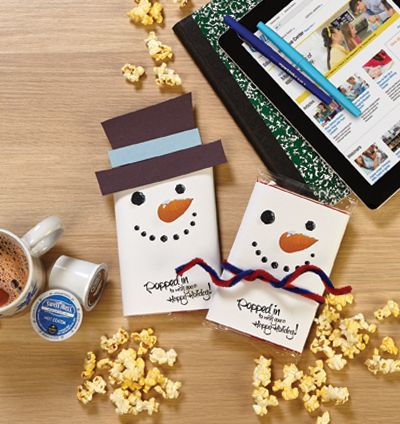 Snowman Popcorn Bag Wrap Tutorial Popcorn Snowman, Snowman Popcorn, Crazy Gifts, Popcorn Wrappers, Holiday Popcorn, Popcorn Bag, Popcorn Treats, Wrap Tutorial, Microwave Popcorn