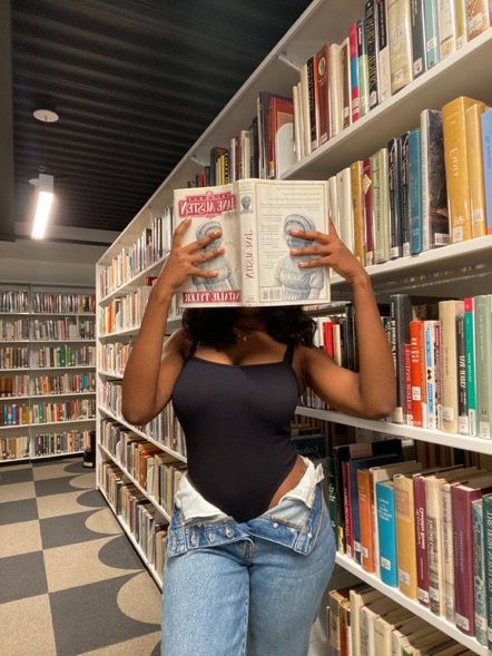 Cute Library, Library Photo Shoot, Library Pictures, Graduation Photography Poses, Library Aesthetic, Instagram Baddie, Business Photoshoot, Graduation Photography, Modest Dresses Casual