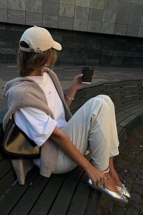 Silver Shoes Outfit, Casual Dinner Outfit Summer, Chica Chola, Dinner Outfit Casual, Pumps Outfit, Ballet Flats Outfit, Silver Ballet Flats, Ballerina Outfit, Latina Outfits