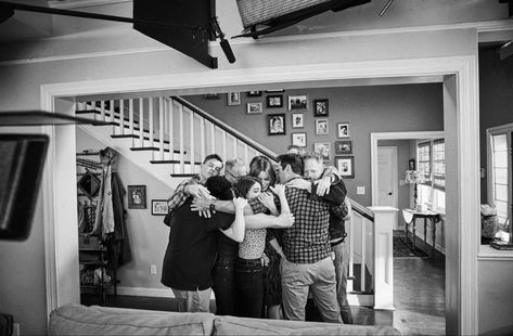 Family Hug Aesthetic, Dunphy House, Cast Modern Family, Sofia Vegera, Family Healing, Clark Sisters, Family Hug, Peyton Clark, Phil Dunphy