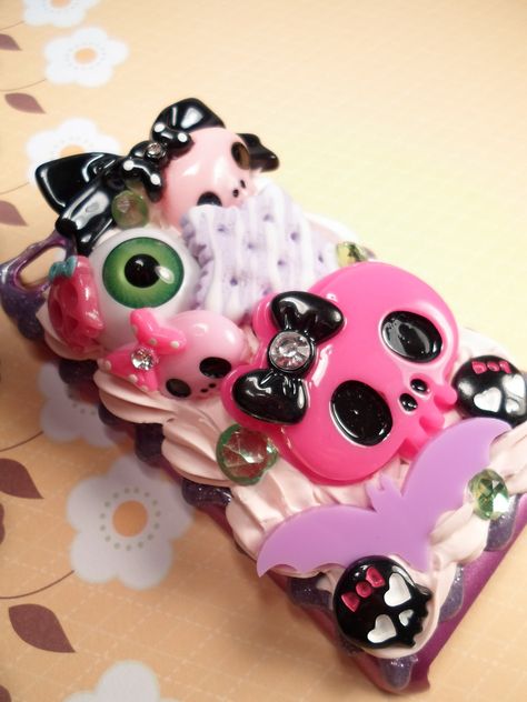 Decoden Inspiration, Decoden Ideas, Polymer Charms, Sweet And Spooky, Phone Bling, Decoden Case, Kawaii Pastel Goth, Poly Art, Decoden Phone Case