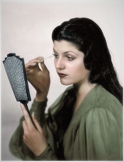 Rita Hayworth correctly colorized with her natural black hair ~ 1935 Rita Cansino, Rita Hayward, Photographic Portraits, Spanish Beauty, Stars Photography, Richard Neutra, Fox Studios, Martin Sheen, Louise Brooks