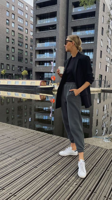 Sporty Office Outfit, Athleisure Office, Chic Athleisure Outfits, Athleisure Work, Office Outfits Women Casual, Chic Office Outfit, Casual Sporty Outfits, Athleisure Outfits Summer, Chic Work Outfit