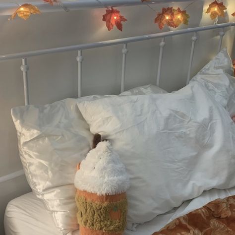 Fall Bed Aesthetic, Fall Bed Sheets Aesthetic, Sleepy Fall Aesthetic, Autumn Night Aesthetic Cozy, Fall Decorated Bedroom Aesthetic, Fall Bedroom Aesthetic, Boho Living Room Decor Ideas, Fall Feeling, Fall Mood